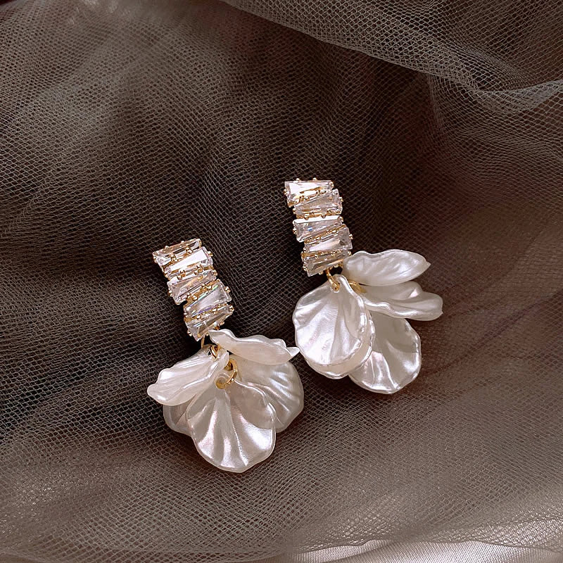 Exquisite Gold Petal Earrings in White | Gold 14k - Image 2